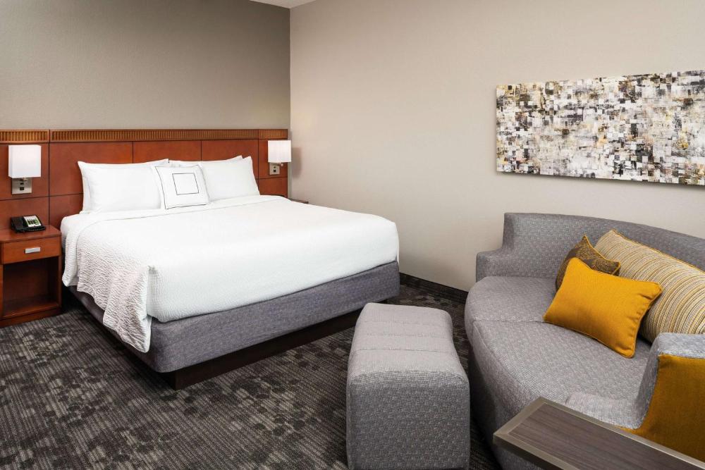Deluxe King Room interior